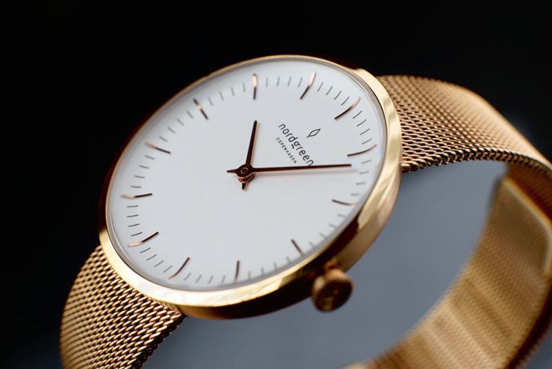 nordgreen　インフィニティ　ローズゴールド　立体　サイド　グレー背景